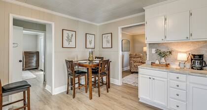 2 Mi to Uptown Lexington: Pet-friendly Getaway!