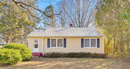 2 Mi to Uptown Lexington: Pet-friendly Getaway!