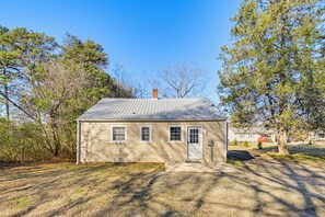 A single-story house with a gabled roof, a front door, and two windows. - 2 Mi to Uptown Lexington: Pet-friendly Getaway! (Lexington)