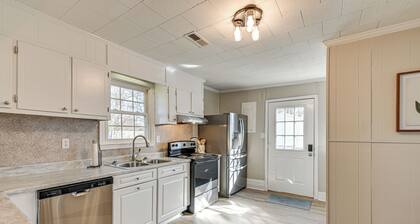 2 Mi to Uptown Lexington: Pet-friendly Getaway!