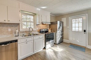 Interior - 2 Mi to Uptown Lexington: Pet-friendly Getaway! (Lexington)