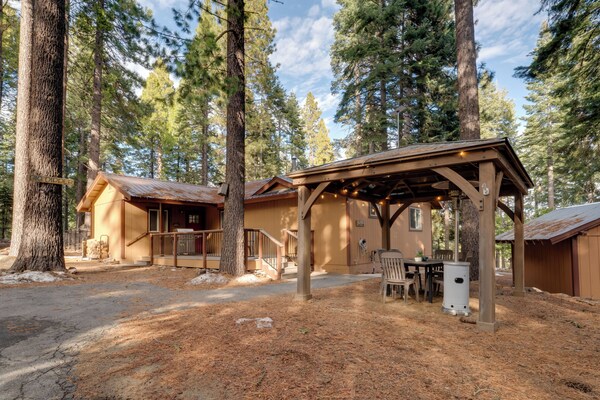 1 Mi To Lake Almanor! Northern Sierra Family Cabin - Chester