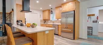 1 Mi to Lake Almanor! Northern Sierra Family Cabin
