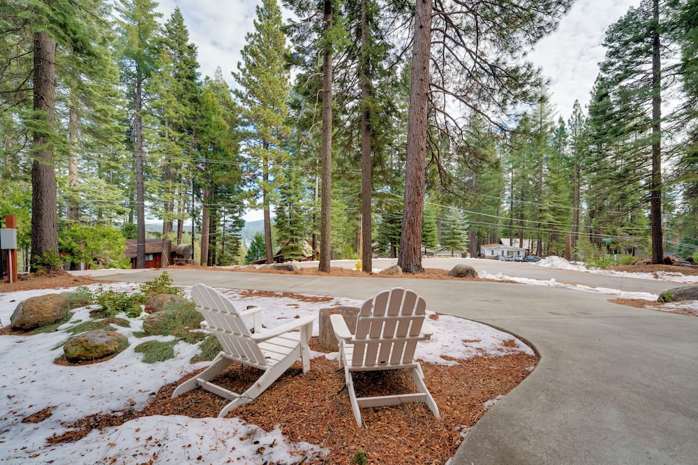 Gateway to Lassen Volcanic! Cozy Woodland Studio - Keddie, CA