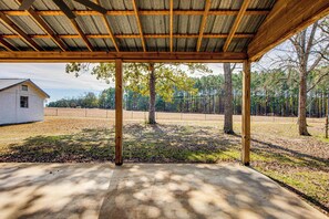 Apartment (1 Bedroom) | Interior - Cozy Barn Apt w/ 5-acre Pond in South Georgia! (Doerun)