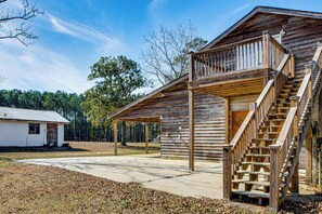 Apartment (1 Bedroom) | Interior - Cozy Barn Apt w/ 5-acre Pond in South Georgia! (Doerun)