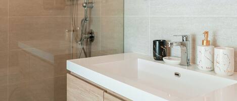 Serviettes fournies, savon, papier de toilette