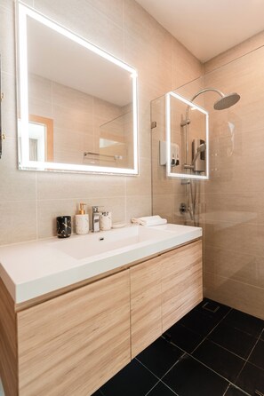 Toallas, jabón, papel de baño 