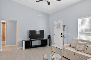 House, 3 Bedrooms | Living area | Smart TV, streaming services - Modern Luxurious Home On 1 Private Acre 3 Bedroom Home (Dunnellon)