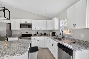 House, 3 Bedrooms | Private kitchen | Fridge, oven, coffee/tea maker - Modern Luxurious Home On 1 Private Acre 3 Bedroom Home (Dunnellon)