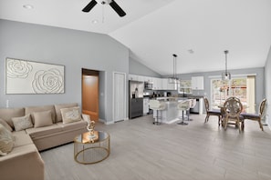 Living area - Modern Luxurious Home On 1 Private Acre 3 Bedroom Home (Dunnellon)