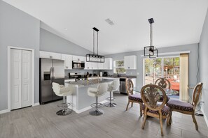 House, 3 Bedrooms | Private kitchen | Fridge, oven, coffee/tea maker - Modern Luxurious Home On 1 Private Acre 3 Bedroom Home (Dunnellon)