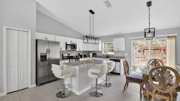 House, 3 Bedrooms | Private kitchen | Fridge, oven, coffee/tea maker