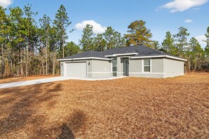 House, 3 Bedrooms | Exterior - Modern Luxurious Home On 1 Private Acre 3 Bedroom Home (Dunnellon)