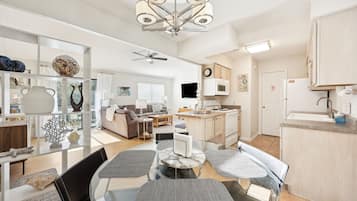 Bloc d'apartaments, 2 dormitoris | Sala d'estar | Televisor intel·ligent