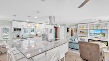 House, 3 Bedrooms | Private kitchen | Fridge, oven, coffee/tea maker, toaster