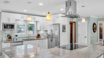 House, 3 Bedrooms | Private kitchen | Fridge, oven, coffee/tea maker, toaster