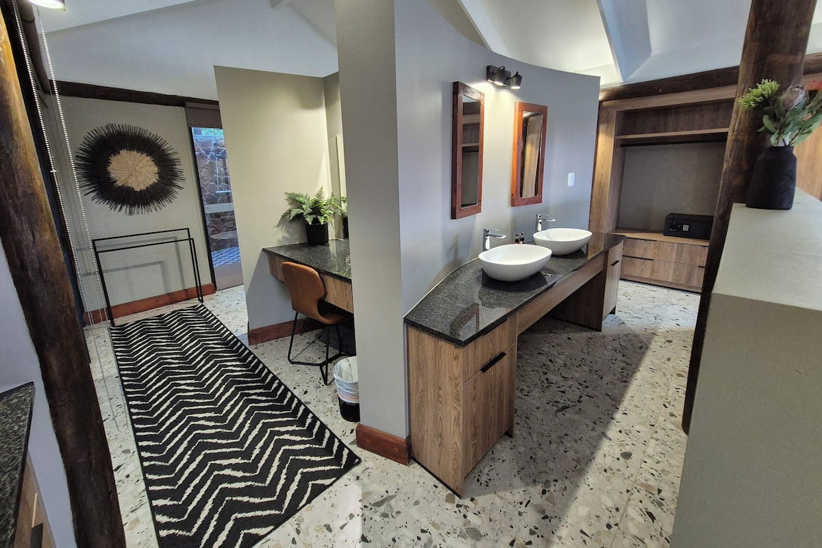 Deluxe Chalet, Lake View | Bathroom | Hair dryer, towels, soap, shampoo