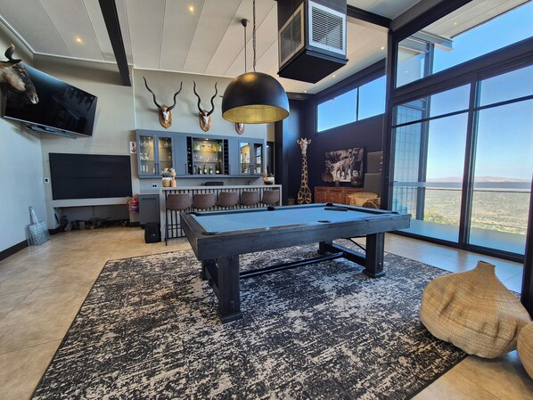 Superior House, Mountain View | Living area - Vula Valla Game and Safaris  (Bela Bela)