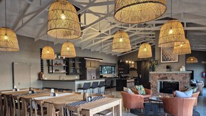 Ein modernes Interieur mit Essbereich, Küche und Sitzgelegenheiten.