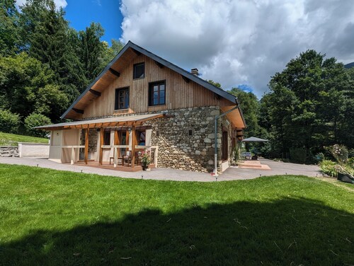 Peace and quiet in the countryside facing the mountains, 5 minutes from Lac d'Aiguebelette