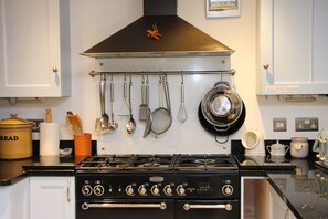 Private kitchen - Unique town house with games room (Padstow)