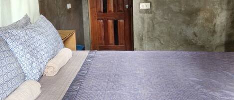 Kahden hengen deluxe-huone, 1 keskisuuri parisänky, ilmastointi, osittainen merinäköala | Ilmainen Wi-Fi