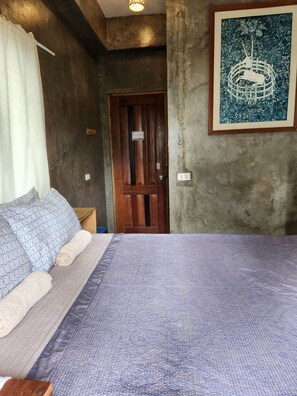 Deluxe-Doppelzimmer, 1 Queen-Bett, Klimaanlage, eingeschränkter Meerblick | Kostenloses WLAN