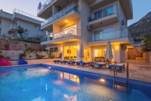 Pool - Elmas Apartment is a spacious and well-presented 3-bedroom (Kaş / Antalya)