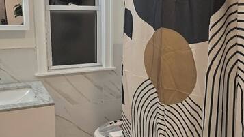 Boblebad, hårføner, håndklær og såpe