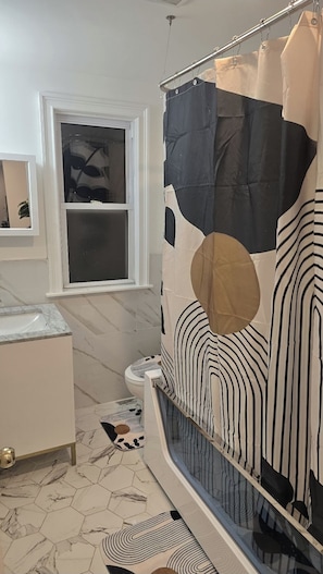 Tina de hidromasaje, secadora de cabello, toallas, jabón