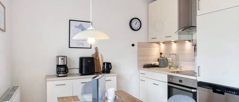 Kylskåp, mikrovågsugn, diskmaskin och kaffe- och tebryggare