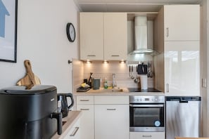 Een koelkast, een microgolfoven, een oven, een kookplaat