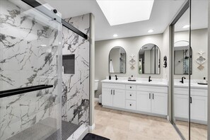 Shower, towels - Beautifully remodeled, west-facing fairway condo in PGA West (La Quinta)