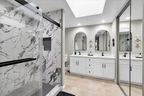 Bathroom - Beautifully remodeled, west-facing fairway condo in PGA West (La Quinta)