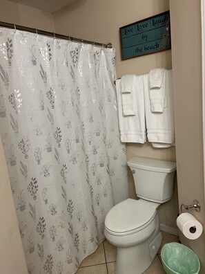 Haartrockner, Handtücher, Seife, Toilettenpapier
