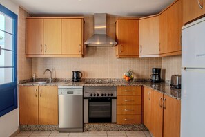 Private kitchen - Villa Vereda Del Sur - Sea View, Pool, close to promenade, shops and supermarket (Playa Blanca)