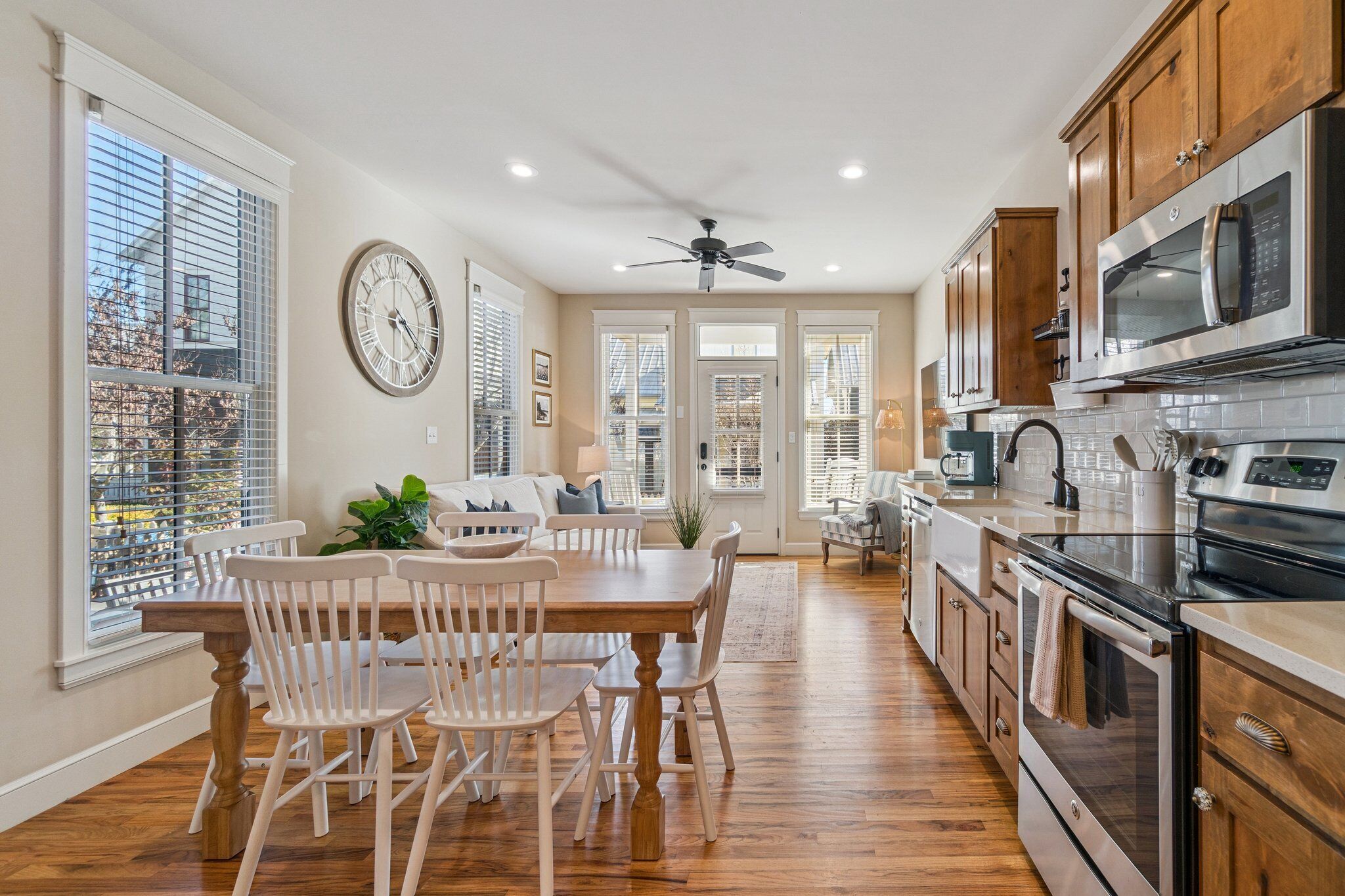 Een koelkast, een microgolfoven, een koffiezetapparaat/waterkoker