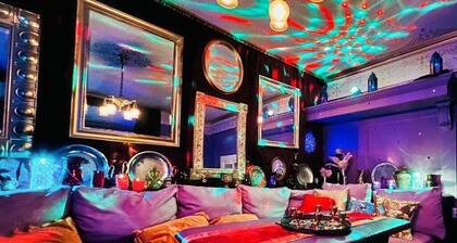 Fantastic 1-bedroom hotel suite with AC in charming Morrison