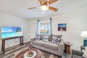 TV - This is the perfect cozy island bungalow for a weekend of fishing or just hangin (Port Aransas)