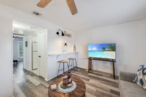 TV - This is the perfect cozy island bungalow for a weekend of fishing or just hangin (Port Aransas)
