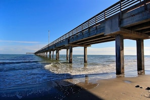 Beach - This is the perfect cozy island bungalow for a weekend of fishing or just hangin (Port Aransas)