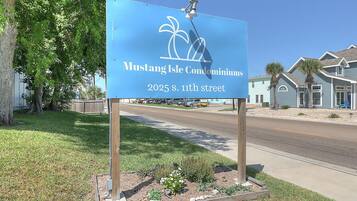 Señal de Mustang Isle Condominiums ubicada en 2025 S. 11th Street.