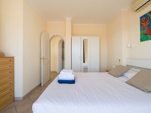 3 makuuhuonetta, silitysrauta/-lauta, ilmainen Wi-Fi, vuodevaatteet