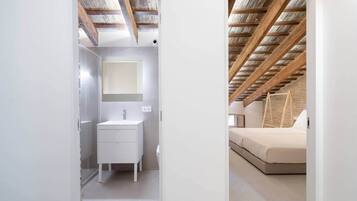 3 bedrooms, iron/ironing board, travel cot, free WiFi