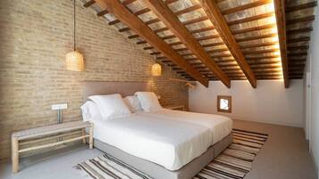 3 habitaciones, tabla de planchar con plancha y cuna de viaje