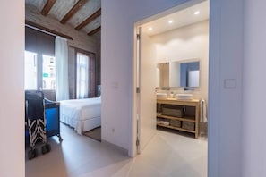 3 chambres, coffres-forts dans les chambres, fer et planche à repasser