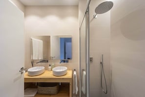 Shower, hair dryer, towels, soap - ⭐️NEW⭐️ PATIO A HOUSE. Walk to Beach, port & Met (Valencia)