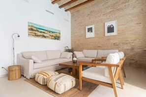 Smart TV - ⭐️NEW⭐️ PATIO A HOUSE. Walk to Beach, port & Met (Valencia)