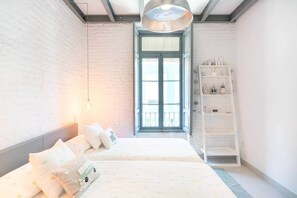 3 habitaciones, tabla de planchar con plancha y cuna de viaje